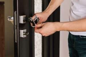 locksmith fixing Door Handle - ez locksmith denver